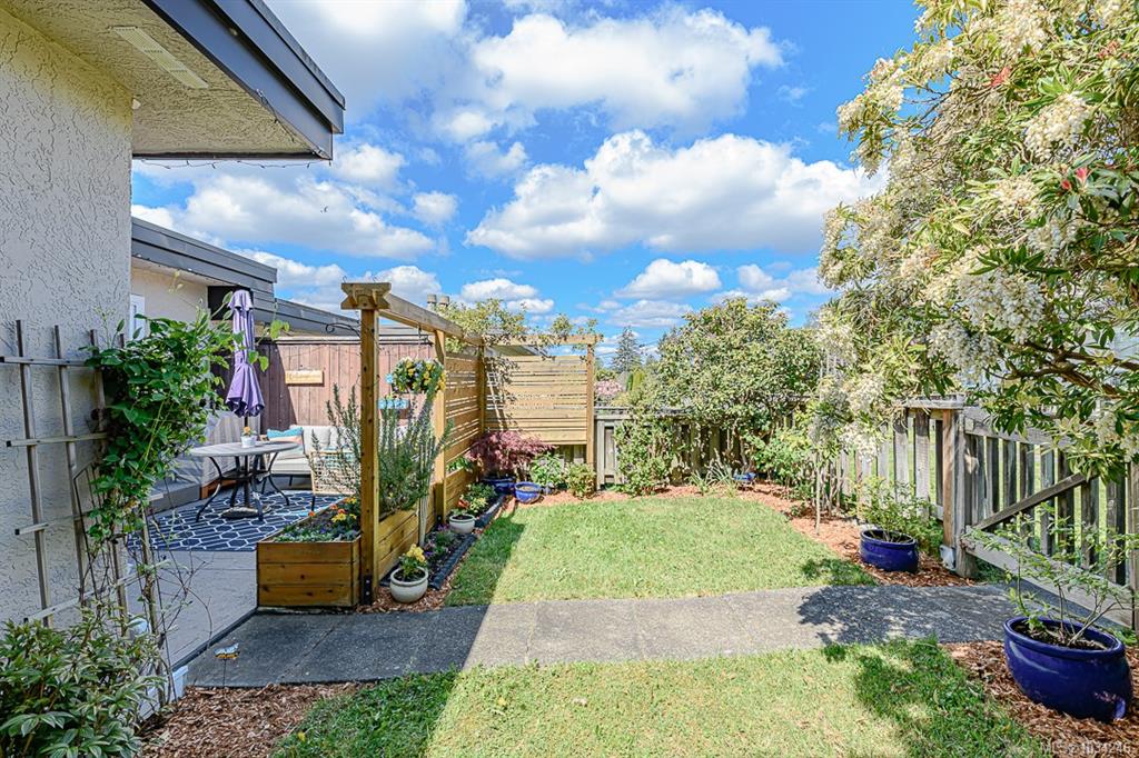 Third View of 3060 Harriet Rd, Saanich, BC, V9A 1T5