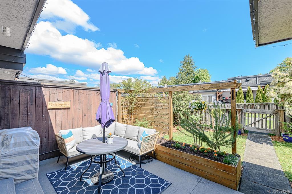 Fourth View of 3060 Harriet Rd, Saanich, BC, V9A 1T5