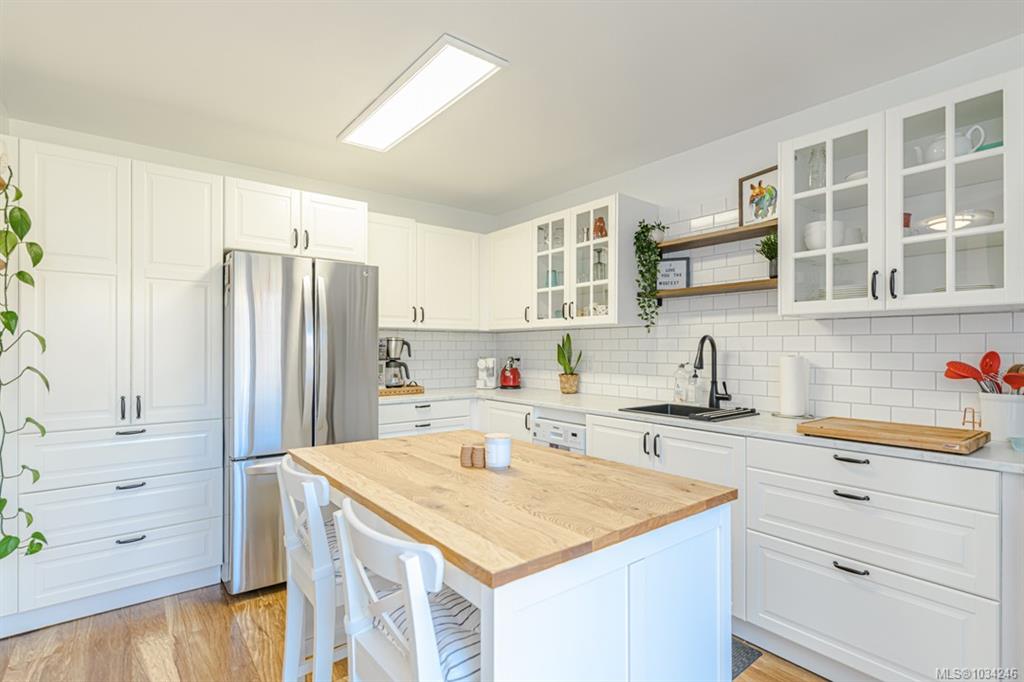 Fifth View of 3060 Harriet Rd, Saanich, BC, V9A 1T5
