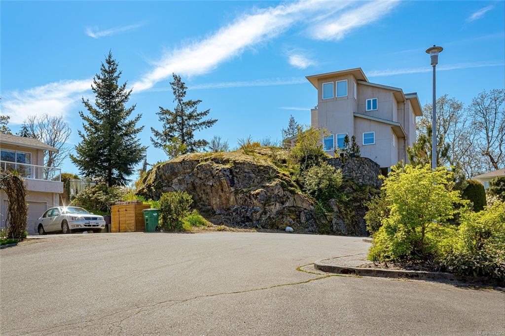 Fourth View of 4280 Westervelt Pl, Saanich, BC, V8X 4W5