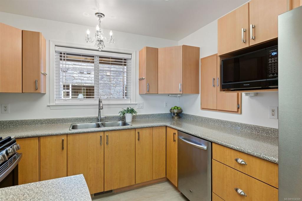 Fifth View of 9875 Third St, Sidney, BC, V8L 3A8