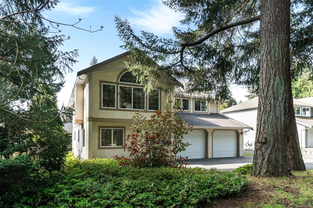 Fifth View of 5272 Cordova Bay Rd, Saanich, BC, V8Y 2L4