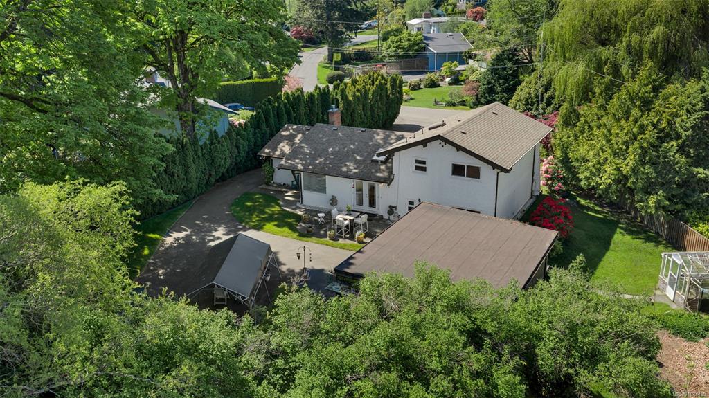 Third View of 989 Abbey Rd, Saanich, BC, V8Y 1L1