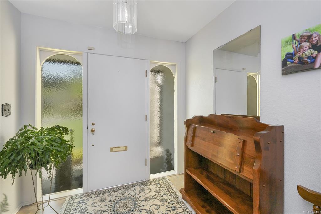 Fourth View of 989 Abbey Rd, Saanich, BC, V8Y 1L1