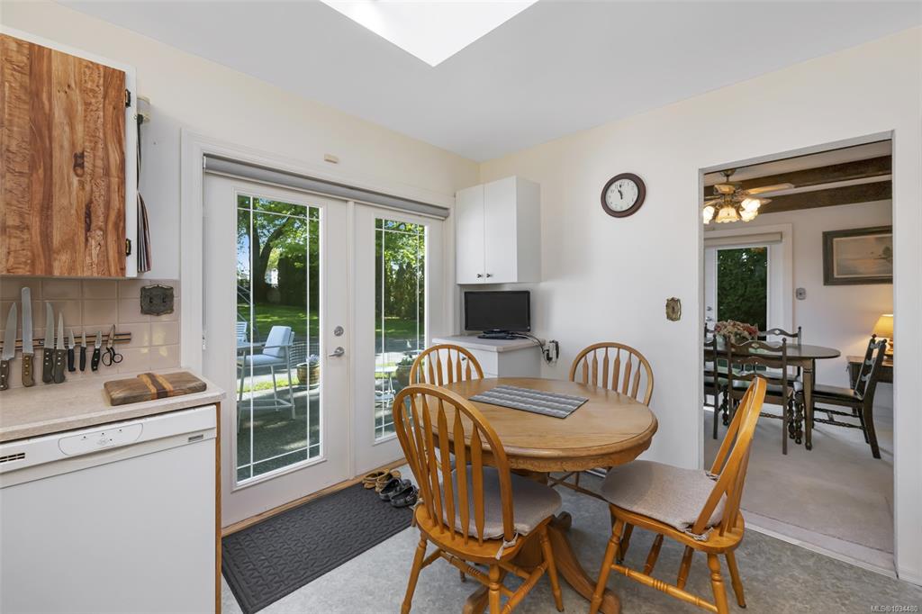 Fifth View of 989 Abbey Rd, Saanich, BC, V8Y 1L1