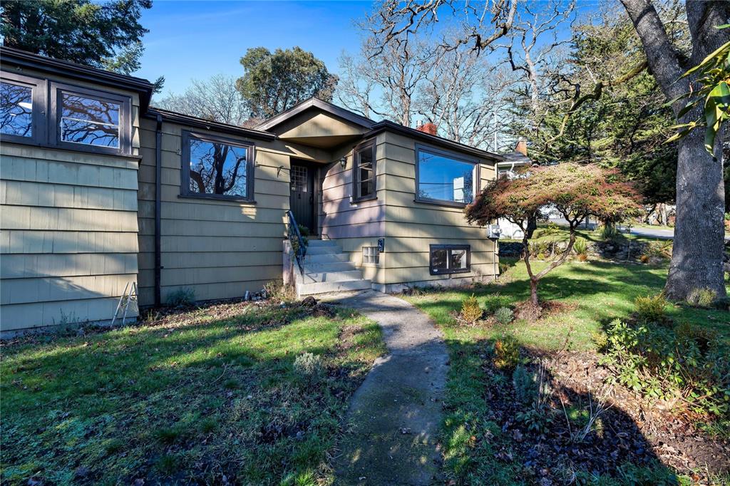 Third View of 3580 Doncaster Dr, Saanich, BC, V8P 3W3