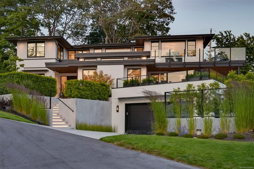 717 Robleda Cres, 1034658, BC,