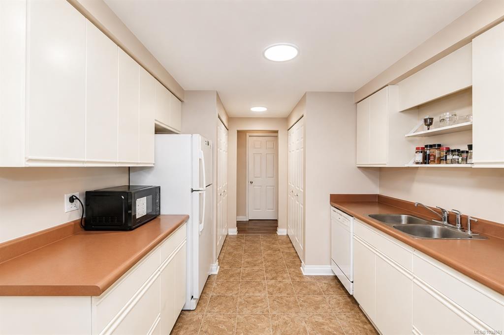 Fourth View of 420 Linden Ave, Victoria, BC, V8V 4G3