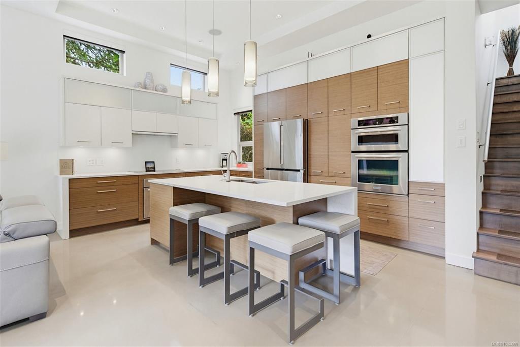 Third View of 1395 Hampshire Rd, Oak Bay, BC, V8S 4T5