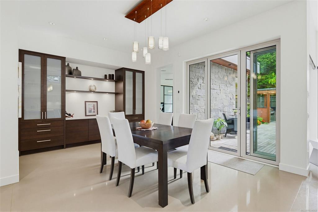 Fourth View of 1395 Hampshire Rd, Oak Bay, BC, V8S 4T5