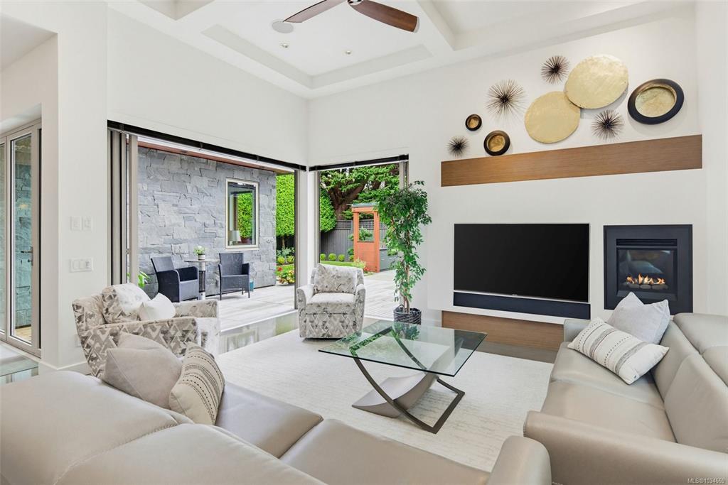 Fifth View of 1395 Hampshire Rd, Oak Bay, BC, V8S 4T5