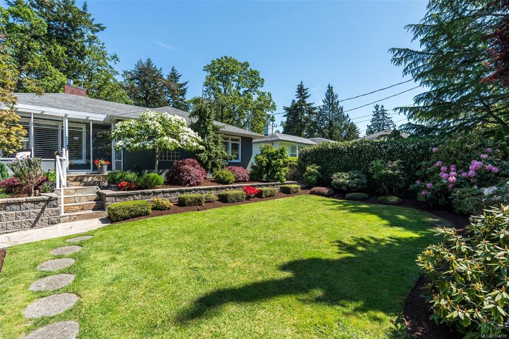 Third View of 3913 Ascot Dr, Saanich, BC, V8P 3S2