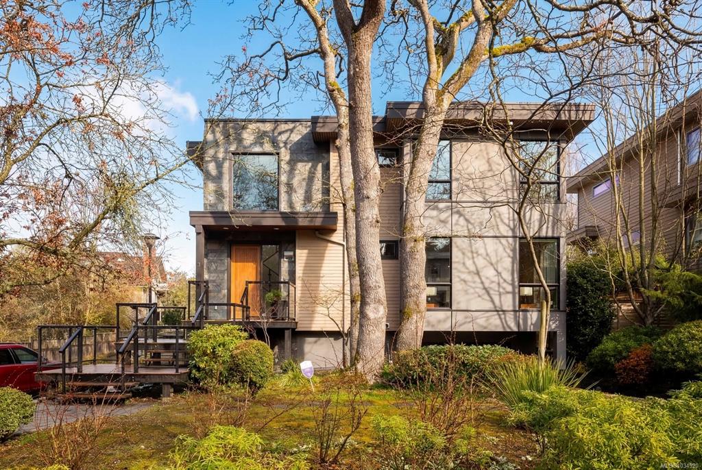 Second View of 409 Chadwick Pl, Victoria, BC, V8S 1H4