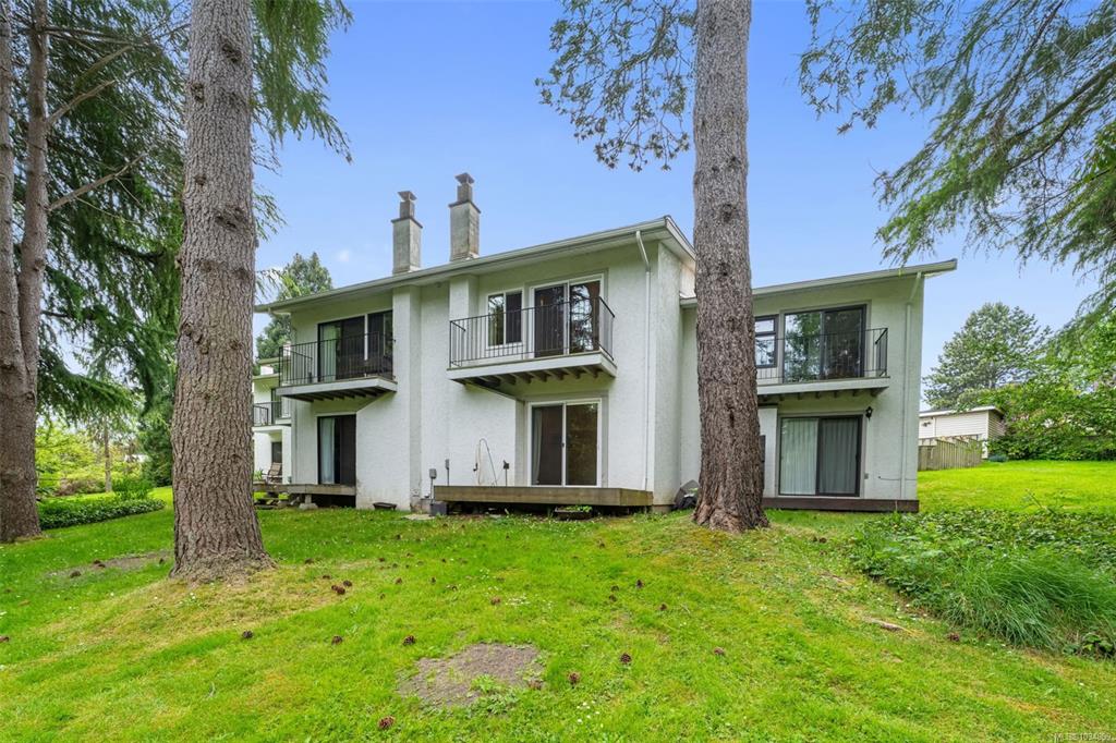 Third View of 610 Mckenzie Ave, MYHRE TERRACE, Saanich, BC, V8Z 2A7