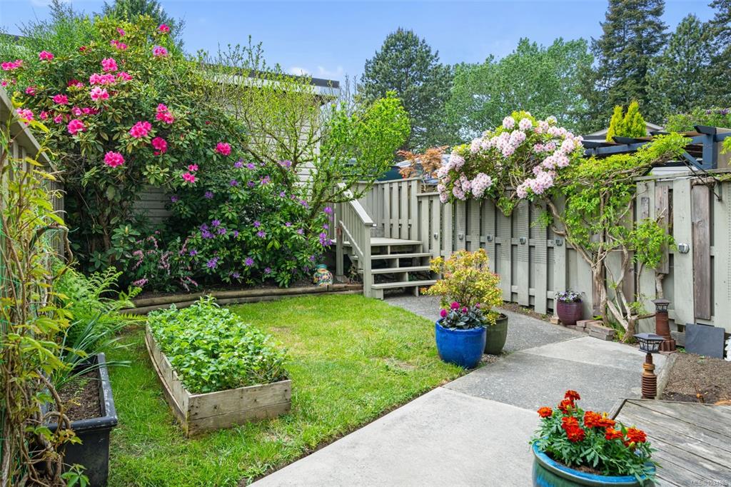 Fourth View of 610 Mckenzie Ave, MYHRE TERRACE, Saanich, BC, V8Z 2A7