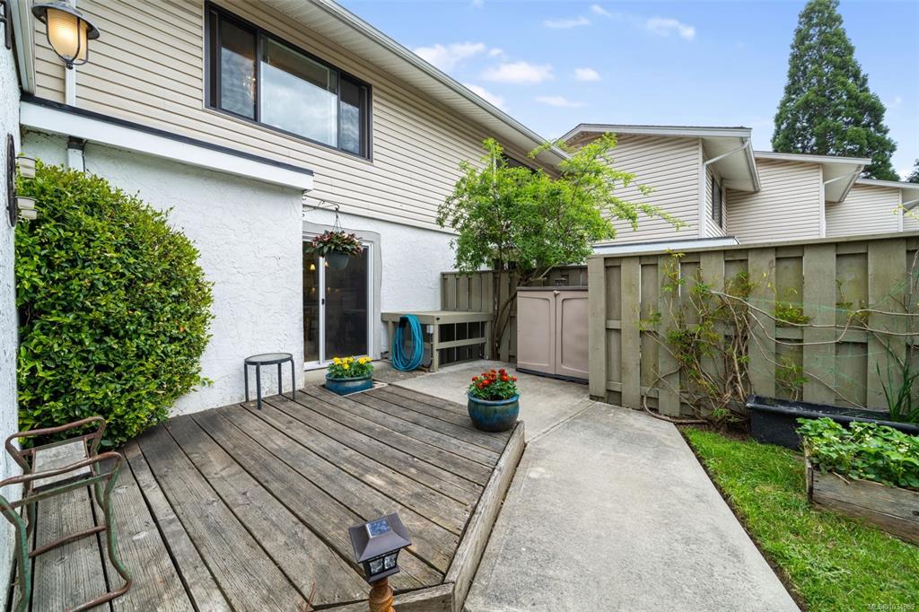 Fifth View of 610 Mckenzie Ave, MYHRE TERRACE, Saanich, BC, V8Z 2A7