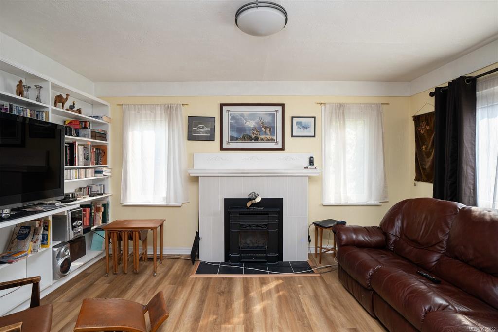Third View of 1256 Walnut St, Victoria, BC, V8T 1N6