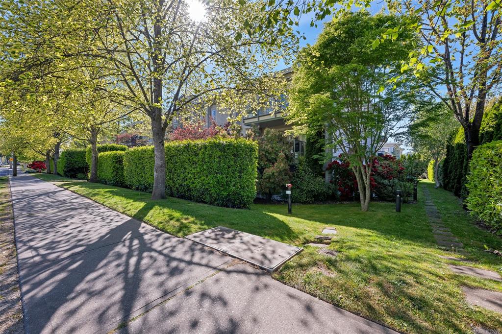 Fourth View of 3160 Albina St, Saanich, BC, V9A 1Z5
