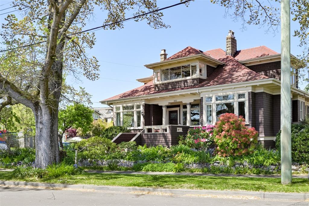 Third View of 1802 Hollywood Cres, Victoria, BC, V8S 1J5
