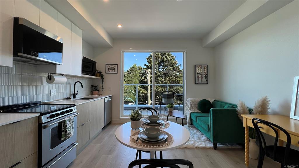 1301 Hillside Ave, 1036077, BC,