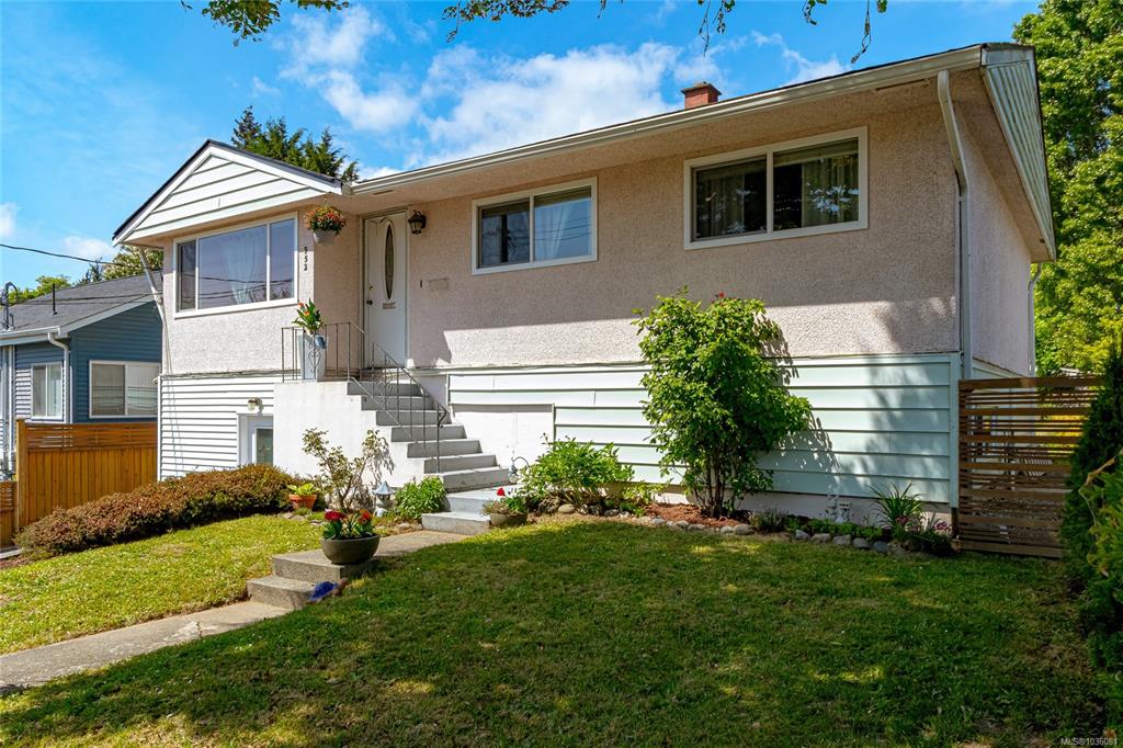 Third View of 952 Tattersall Dr, Saanich, BC, V8X 2W9