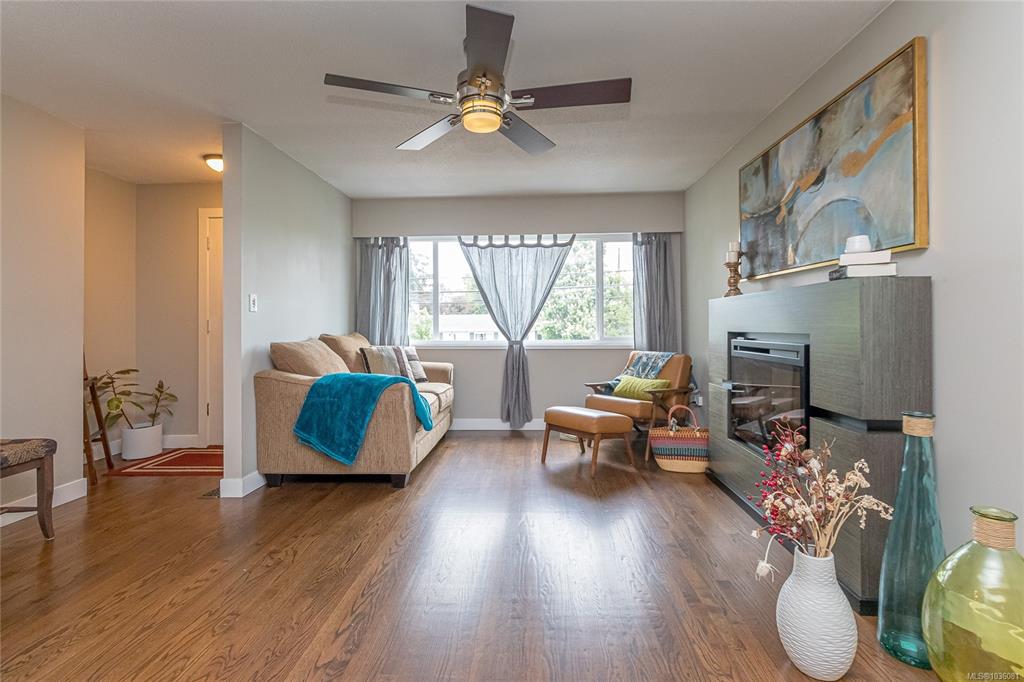 Fifth View of 952 Tattersall Dr, Saanich, BC, V8X 2W9
