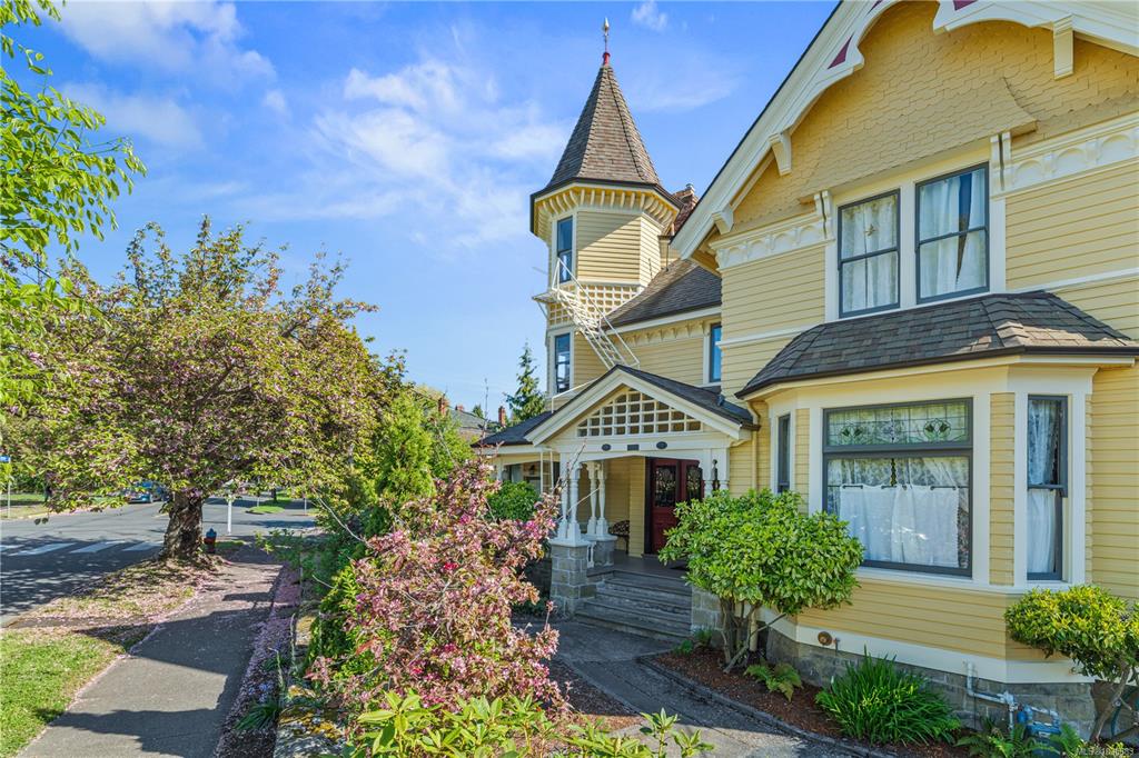 Third View of 1171 Rockland Ave, Victoria, BC, V8V 3H8