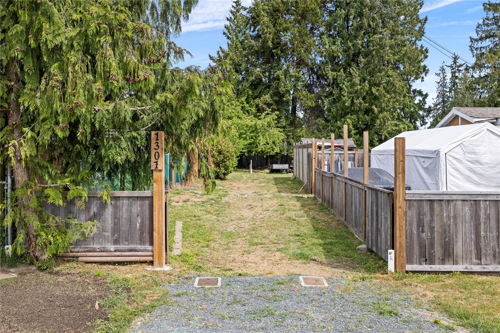 Fifth View of 1307 Woodland Dr, French Creek, BC, V9P 1Z2