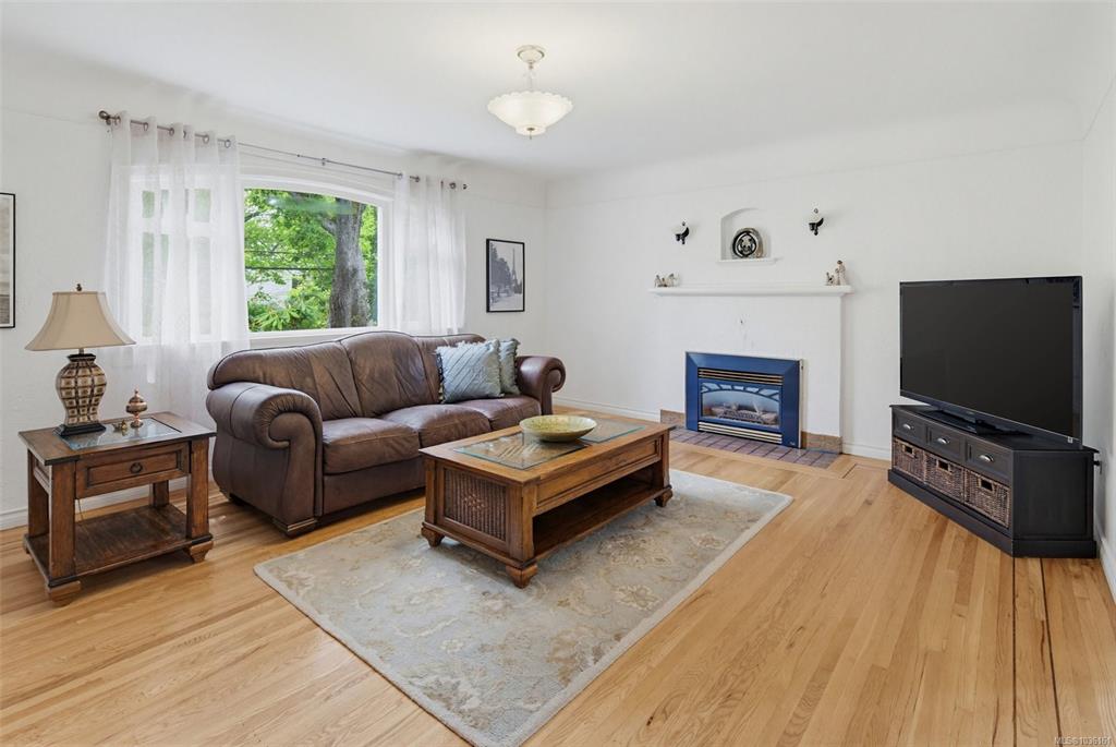 Third View of 1250 Rockland Ave, Victoria, BC, V8V 3J2