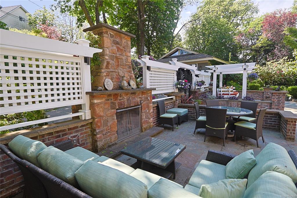 Fifth View of 990 Terrace Ave, Victoria, BC, V8S 3V3
