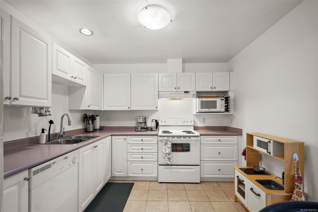 Fourth View of 3400 Quadra St, Saanich, BC, V8X 1G6