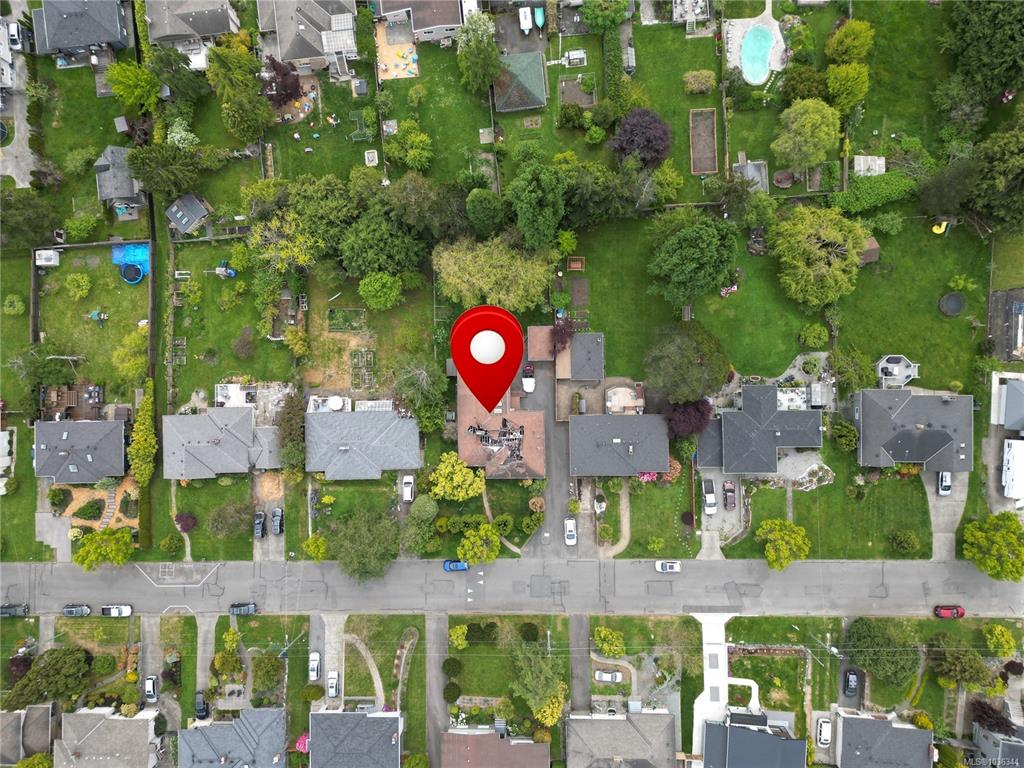 Second View of 1637 Warren Gdns, Victoria, BC, V8S 1S9