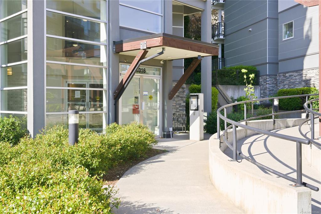 Fifth View of 1016 Inverness Rd, Saanich, BC, V8X 2S1