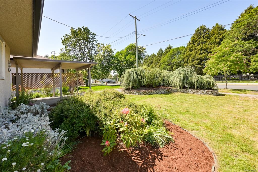 Third View of 2765 Fernwood Rd, Victoria, BC, V8T 3A3