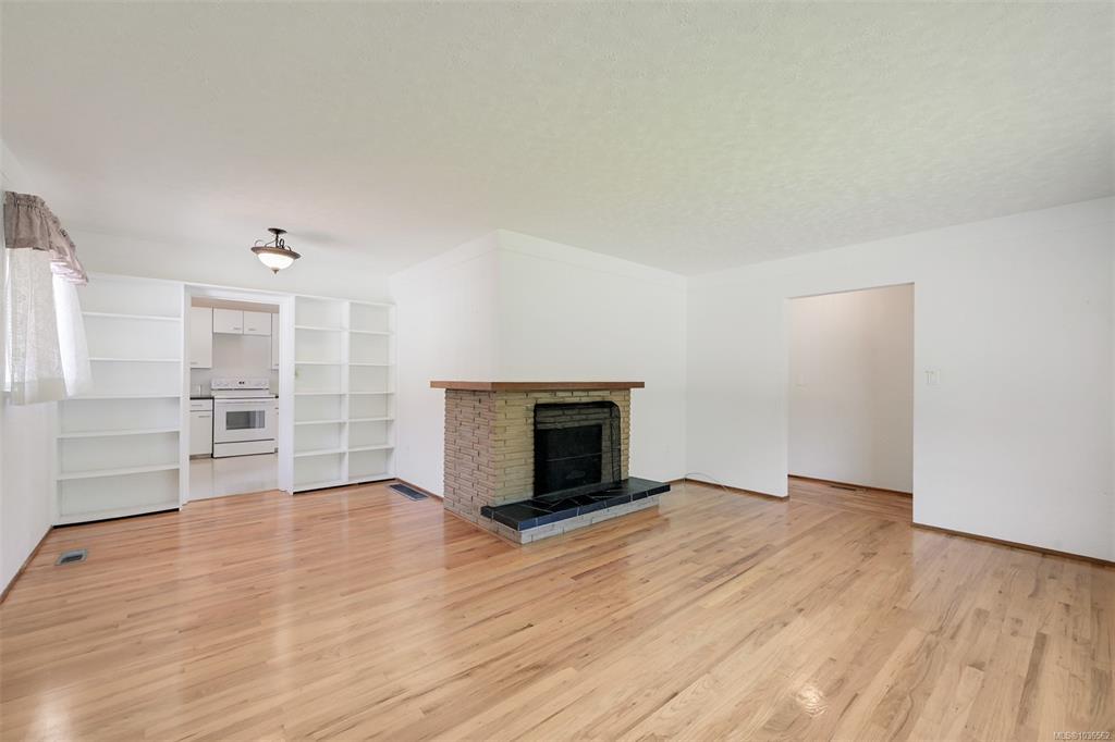 Fifth View of 2765 Fernwood Rd, Victoria, BC, V8T 3A3