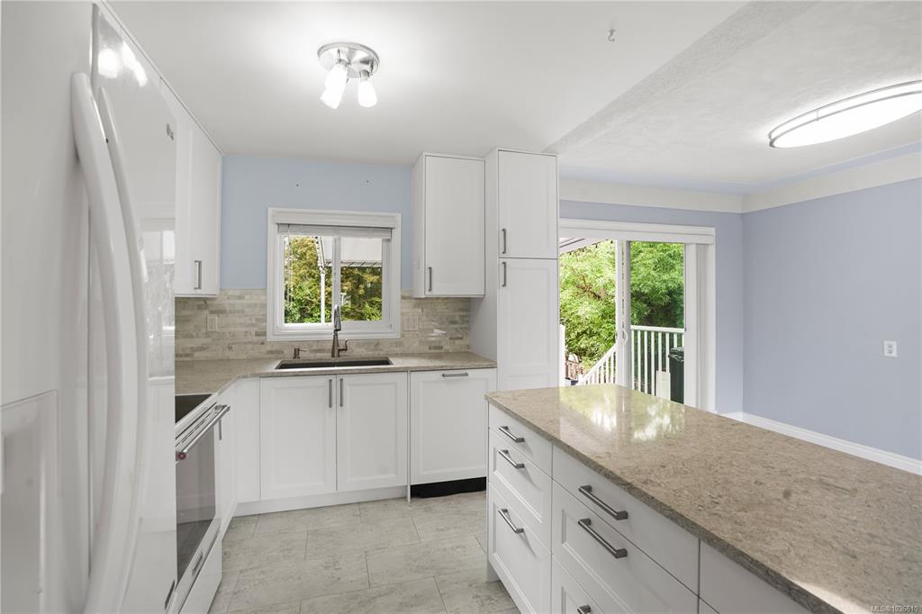Fifth View of 3922 Anton St, Saanich, BC, V8Z 4M3