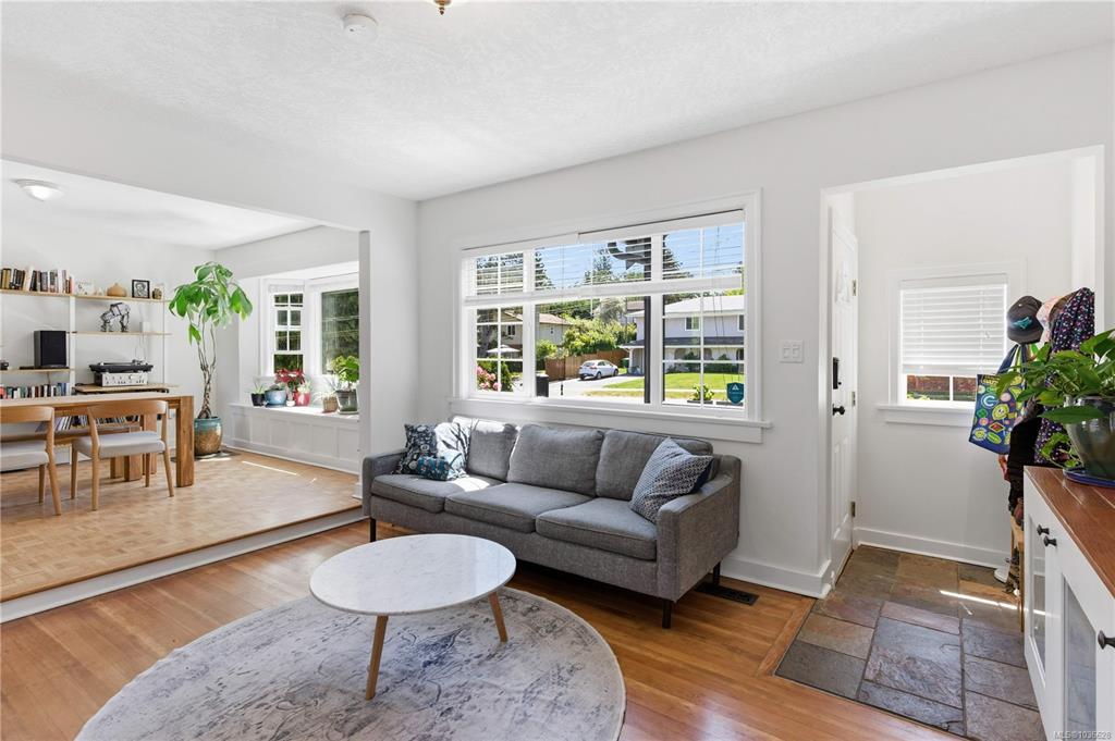 Fourth View of 930 Lodge Ave, Saanich, BC, V8X 3A8