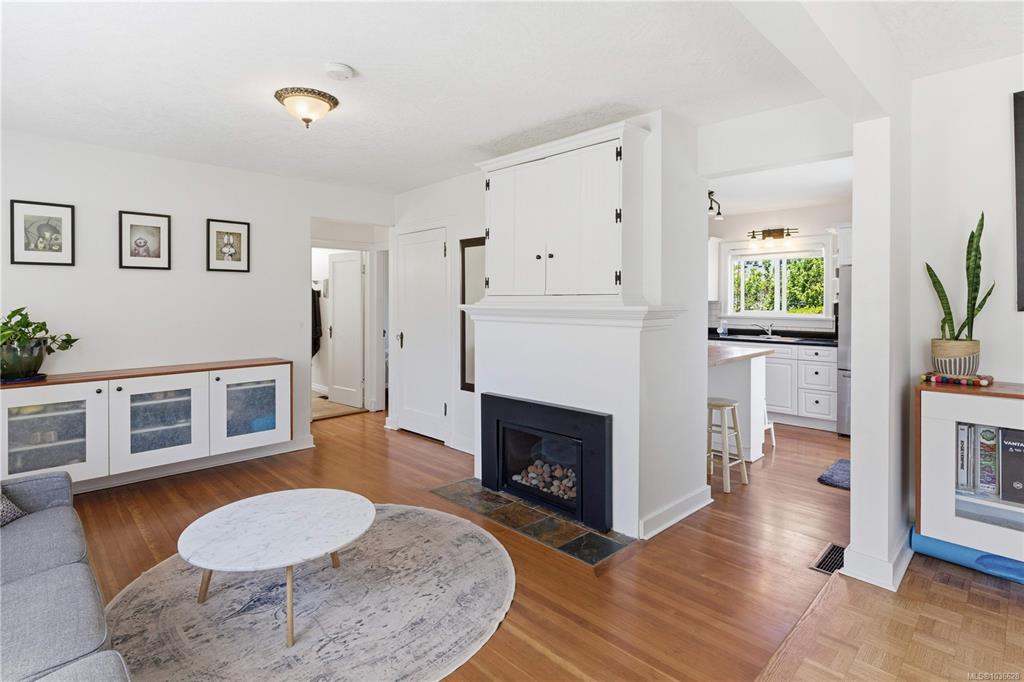 Fifth View of 930 Lodge Ave, Saanich, BC, V8X 3A8