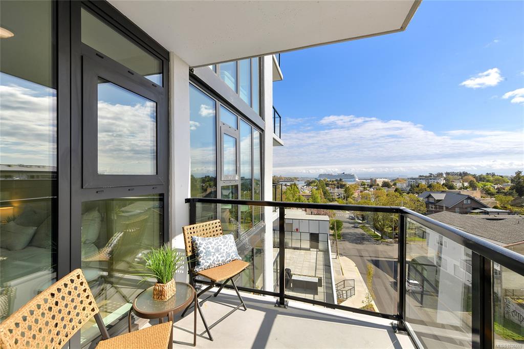 899 Esquimalt Ave, 1036669, BC,