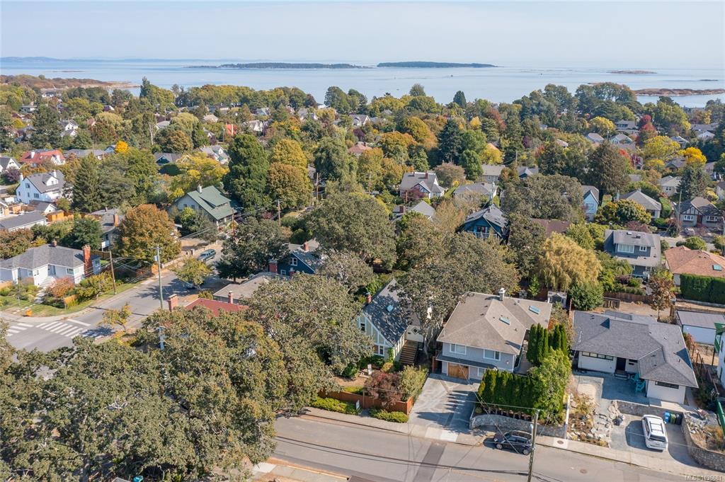 Third View of 1959 Hampshire Rd, Oak Bay, BC, V8R 5T9