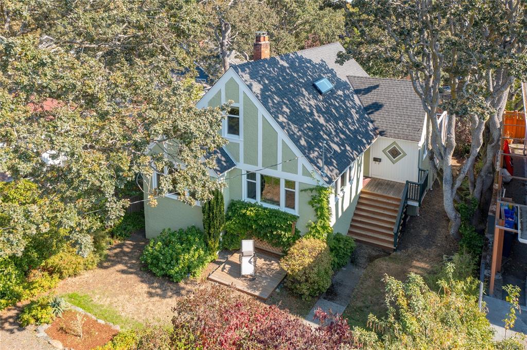 Fifth View of 1959 Hampshire Rd, Oak Bay, BC, V8R 5T9