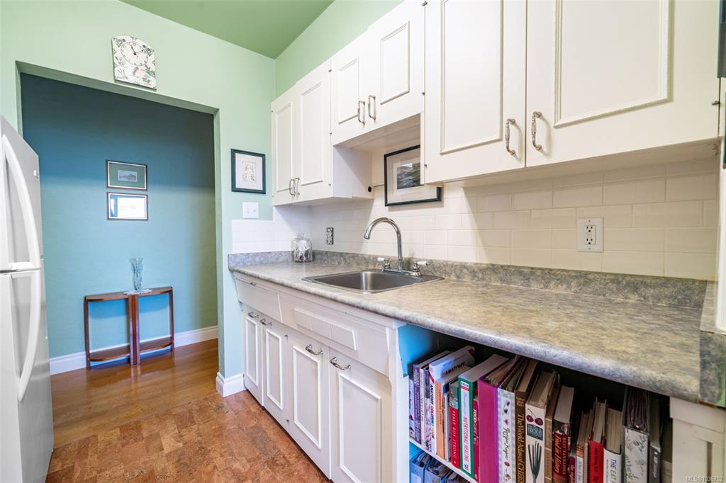 Fifth View of 1270 Beach Dr, Vista Towers, Oak Bay, BC, V8S 2N3