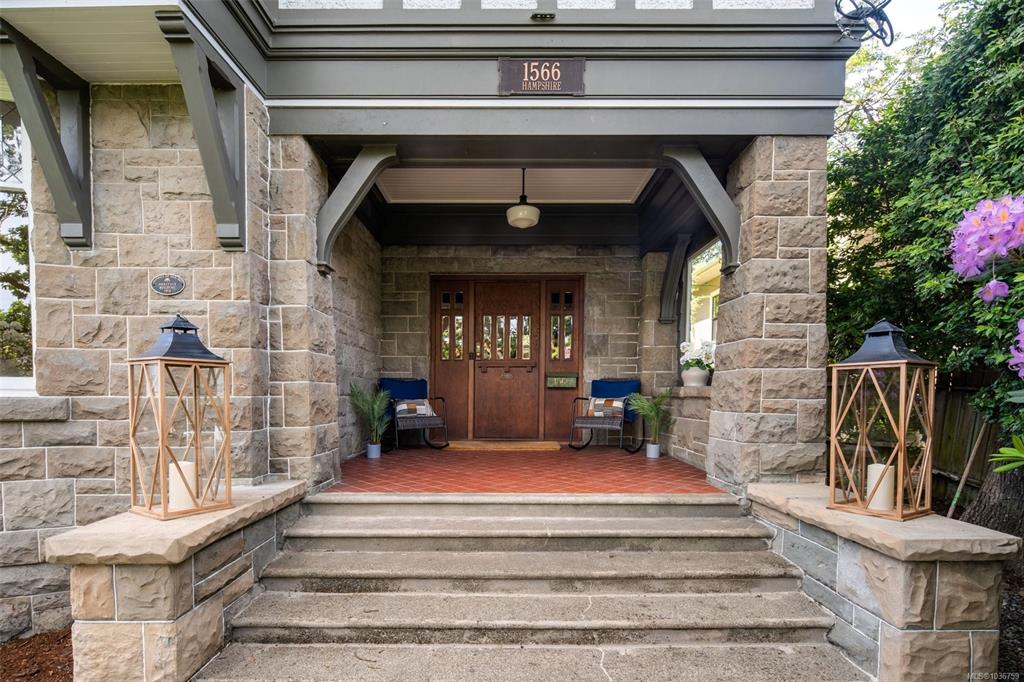 Fifth View of 1566 Hampshire Rd, Oak Bay, BC, V8R 5T5