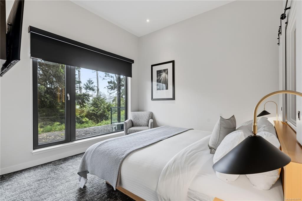 596 Marine Dr, 1036771, BC,