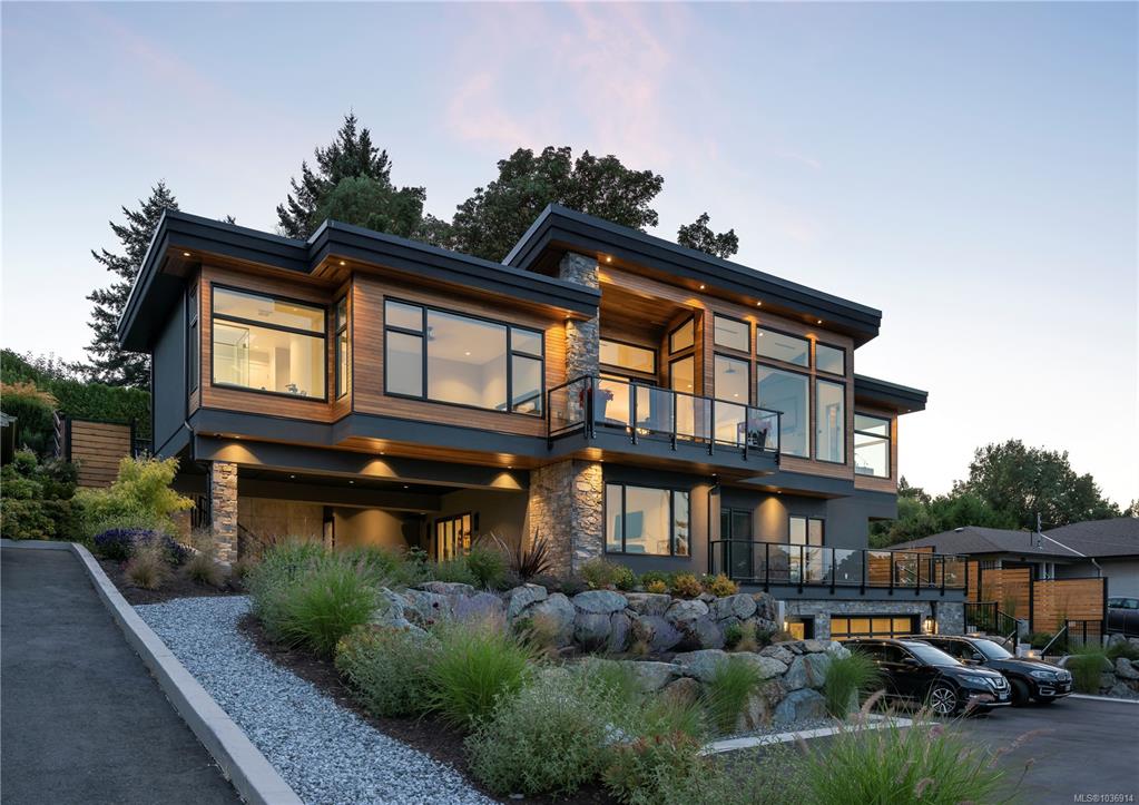 Third View of 928 Claremont Ave, Saanich, BC, V8Y 1K3