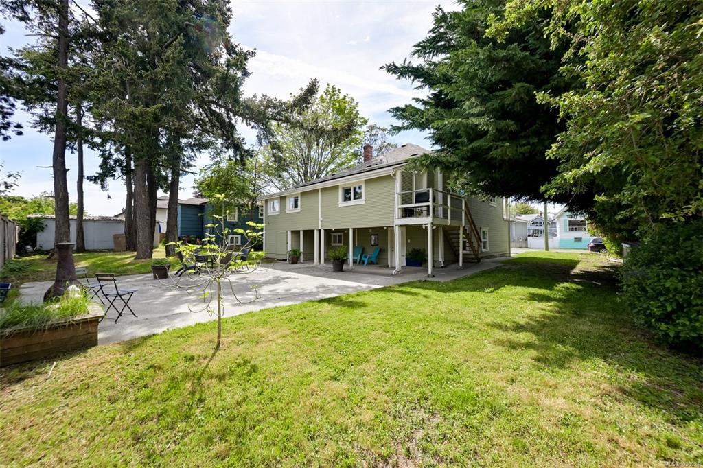 Third View of 3091 Carroll St, Victoria, BC, V9A 1R1