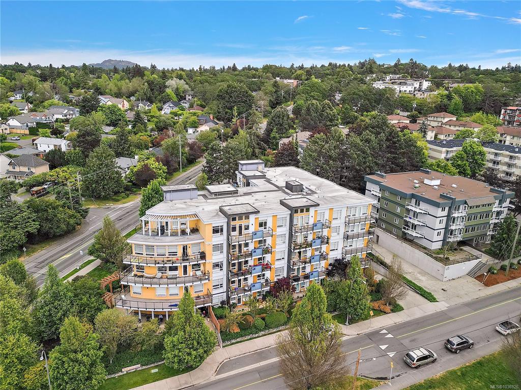 935 Cloverdale Ave, 1036926, BC,