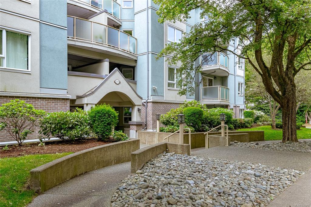 Fourth View of 2710 Grosvenor Rd, The Grosvenor, Victoria, BC, V8T 3M9