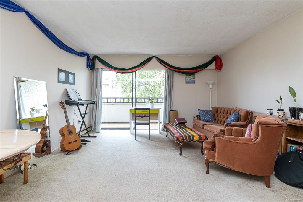 Fourth View of 1615 Belcher Ave, Sheldon Court, Victoria, BC, V8R 4N2