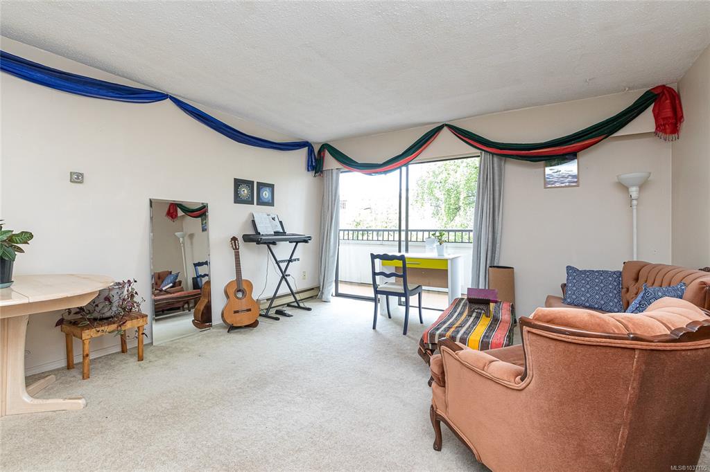 Fifth View of 1615 Belcher Ave, Sheldon Court, Victoria, BC, V8R 4N2